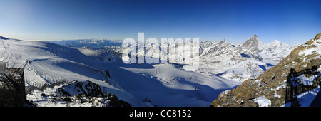 Panorama von kl. Matterhorn mit Matterhorn und Mont Blanc, Zermatt, Schweiz Stockfoto