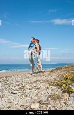 Paar am Strand, Camaret-Sur-Mer, Finistere, Bretagne, Frankreich Stockfoto