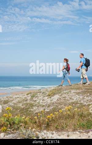 Paar am Strand, Camaret-Sur-Mer, Finistere, Bretagne, Frankreich Stockfoto