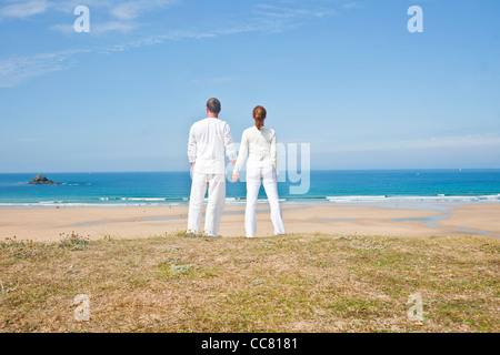 Paar am Strand, Camaret-Sur-Mer, Finistere, Bretagne, Frankreich Stockfoto