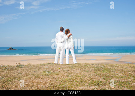 Paar am Strand, Camaret-Sur-Mer, Finistere, Bretagne, Frankreich Stockfoto