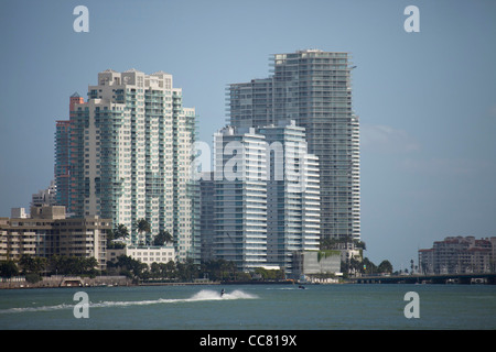 Jetski und die Skyline von South Beach, Miami, Florida, USA Stockfoto