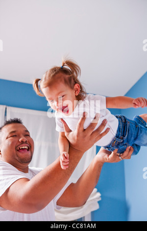 Vater Tochter in die Luft zu heben Stockfoto