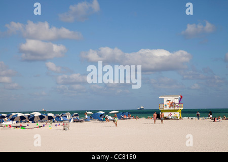 Rettungsschwimmer stehen am South Beach, Miami, Florida, USA Stockfoto