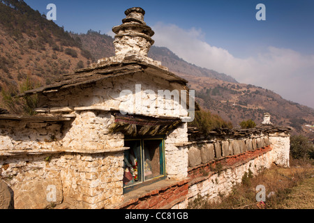 Indien, Arunachal Pradesh, Dirang, Mani-Mauer am Straßenrand, um Reisende mit schützenden Mantras zu schützen Stockfoto