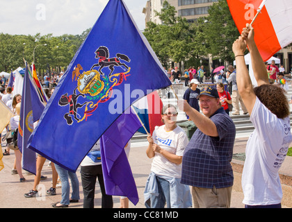 Gruppe von Menschen halten Flaggen aller amerikanischen Bundesstaaten - Washington, DC USA Stockfoto