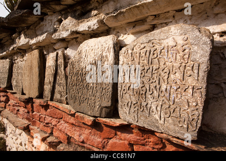 Indien, Arunachal Pradesh, Dirang, Mani-Mauer am Straßenrand, um Reisende mit schützenden Mantras zu schützen Stockfoto