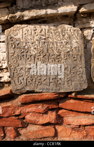 Indien, Arunachal Pradesh, Dirang, Mani-Mauer am Straßenrand, um Reisende mit schützenden Mantras zu schützen Stockfoto