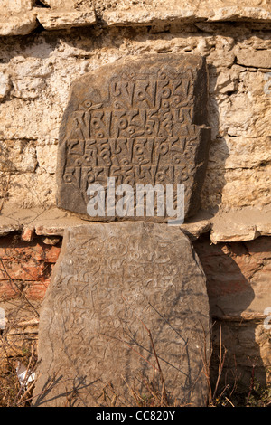 Indien, Arunachal Pradesh, Dirang, Mani-Steinen am Straßenrand, um Reisende mit schützenden Mantras zu schützen Stockfoto