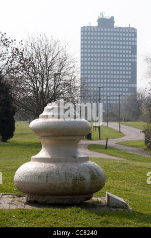 Die Fahnenstange base von der Kuppel des eines alten Stadions Twin Türme in Brent River Park. Stockfoto