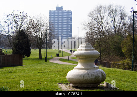 Die Fahnenstange base von der Kuppel des eines alten Stadions Twin Türme in Brent River Park. Stockfoto