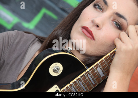 Brünette mit e-Gitarre Stockfoto