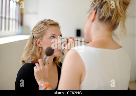 Eine junge blonde Modell hat Make-up für ein Mode-Shooting in einem natürlich beleuchteten Studio - Bild Copyright Ben Pruchnie 2011 Stockfoto