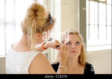 Eine junge blonde Modell hat Make-up für ein Mode-Shooting in einem natürlich beleuchteten Studio - Bild Copyright Ben Pruchnie 2011 Stockfoto