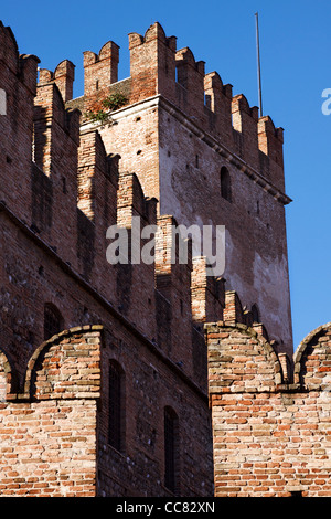 Verona - Italien, The Scaligero Bergfried Detail "La Scala" Familie mit Zinnen Schwalbenschwanz Stockfoto