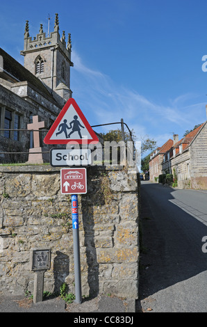 Melden Sie sich für die nationalen Byway an National Cycle Network angeschlossen. Außerhalb St. Giles Kirche große Wishford. Alten Schnitzereien in Wand. Stockfoto