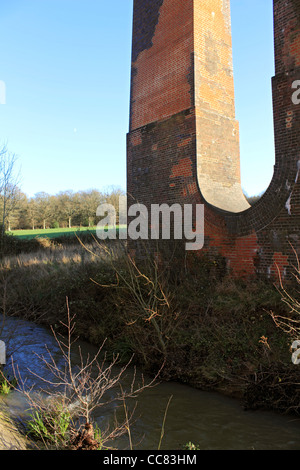 Ouse Valley Viaduct (Balcombe Viadukt) über den Fluss Ouse auf die von London nach Brighton Railway. East Sussex England UK. Stockfoto