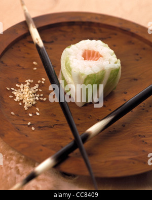 Sushi - Rollen mit Chinakohl Stockfoto