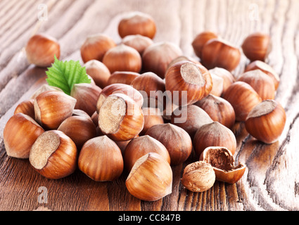 HaselnГјsse auf einem Holztisch. Nahaufnahme. Stockfoto