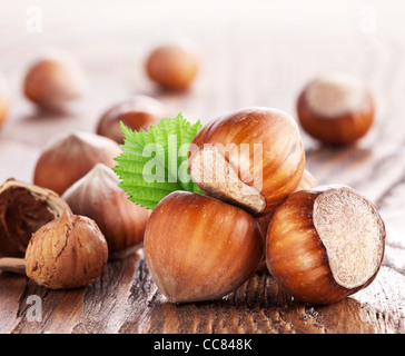 HaselnГјsse auf einem Holztisch. Nahaufnahme. Stockfoto