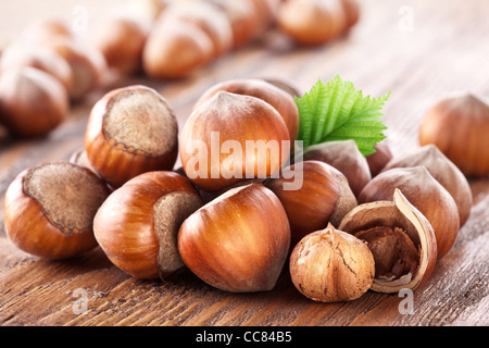HaselnГјsse auf einem Holztisch. Nahaufnahme. Stockfoto