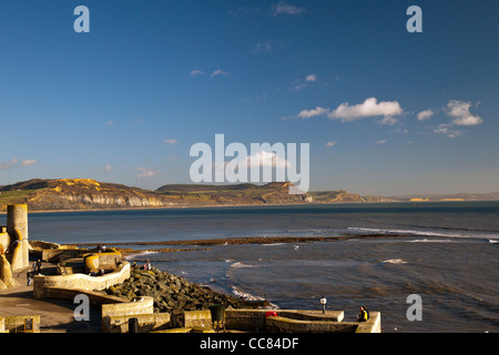 Blick nach Osten von Lyme Regis entlang der Jurassic Coast, Dorset, England, UK Stockfoto