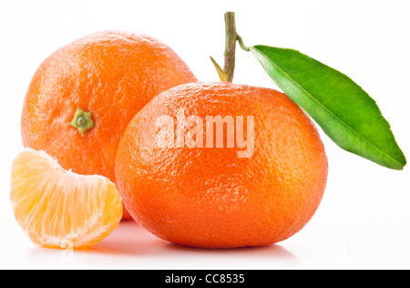 Mandarinen mit Blättern auf weißem Hintergrund. Stockfoto