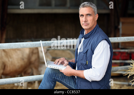 Bauer auf seinem Laptop arbeiten Stockfoto