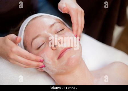 Junge Frau eine Gesichtsmassage erhalten. Stockfoto