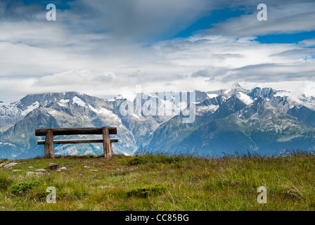 Leere Parkbank im Hochgebirge, Blick vom Hannigalp, Wallis, Schweiz Stockfoto