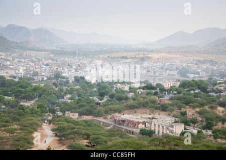 Ansicht von Pushkar von Ratnagiri Hill - Rajasthan, Indien Stockfoto