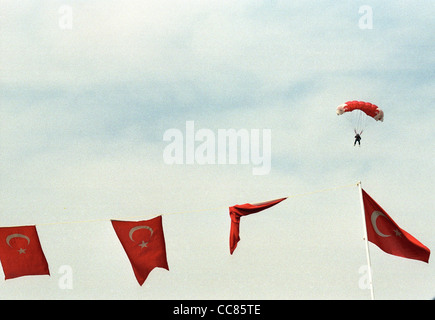 Gedenken und Nachstellung der Befreiung von Urfa von den europäischen Mächten unter Kamal Atatürk. Sky Diver & Türkische Flaggen Stockfoto