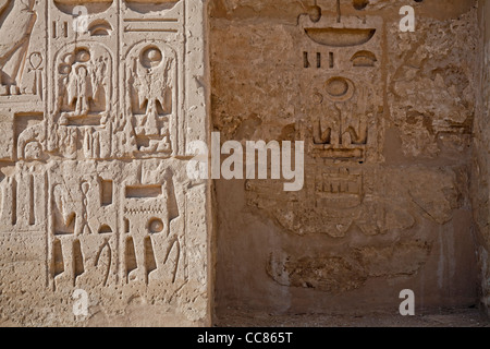 Überschriebenen Reliefs auf den ersten Pylon am Tempel des Pharao Ramses III, Medinet Habu, West Bank, Luxor, Ägypten Stockfoto