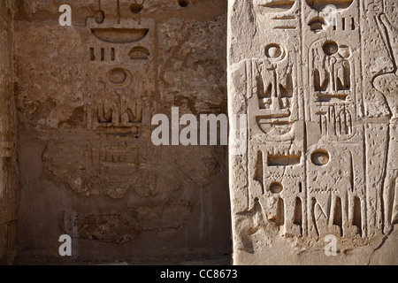 Überschriebenen Reliefs auf den ersten Pylon am Tempel des Pharao Ramses III, Medinet Habu, West Bank, Luxor, Ägypten Stockfoto