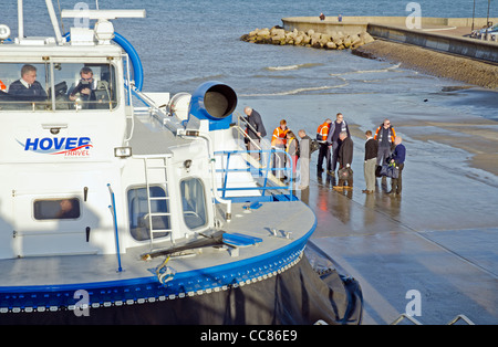 Die Fluggäste eine Hovertravel hovercraft auf der Helling in Ryde, Isle of Wight, England, UK. Stockfoto