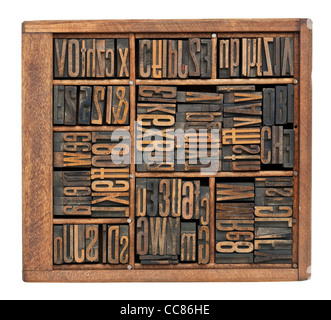 Vintage Holz Letterpress Druck Blöcke abstrakt mit Vielzahl von Buchstaben, zahlen, Ligatur (kondensierte gotische Schrift) in Pappschachtel Stockfoto