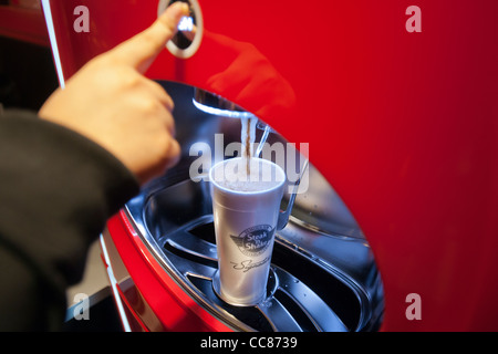 SB-Getränkeautomat mit Coca-Cola Produkte im neuen Steak n Shake Signature Restaurant in New York Stockfoto