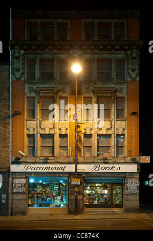 Abend Zeit Antiquariat, Paramount Büchertausch, befindet sich am Shudehill im Stadtzentrum von Manchester. Stockfoto