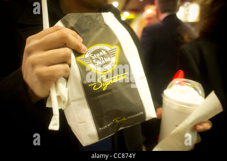 Hunderte von Burger Liebhaber hinab auf das neue Steak n Shake Signature Restaurant in New York Stockfoto