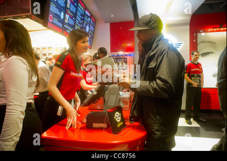 Hunderte von Burger Liebhaber hinab auf das neue Steak n Shake Signature Restaurant in New York Stockfoto