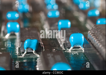 Elektrischen Bauteile von Leiterplatten auf einer Ebene Oberflächenmontage Makrotechnik Stockfoto