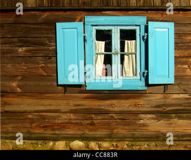 Alte hölzerne Wand mit blue window Stockfoto