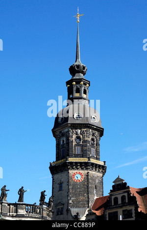 Wohnburg der Könige von Sachsen in Dresden mit der Hausmannsturm. Stockfoto