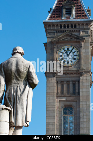 Eine Statue von James Watt blickt der "Little Ben" Glockenturm auf Chamberlain Quadrat, Birmingham, England. Stockfoto