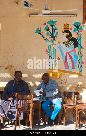 Kunden im Cleopatra Coffee Shop im Basar Assuan, Ägypten Stockfoto