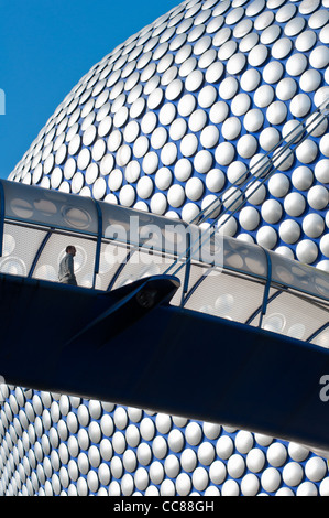 Gehweg verbindet Birminghams Selfridges Gebäude mit Parkplatz. England. Stockfoto