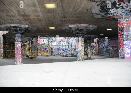 Unterirdische Graffiti in einem Skaten und bmx Bereich am Southbank in London. Stockfoto