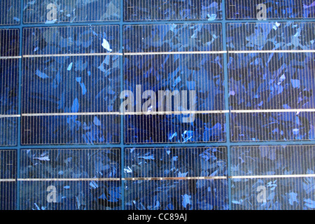 blau gefärbte polykristalline Silizium Photovoltaik Solar-Panel-Hintergrund Stockfoto