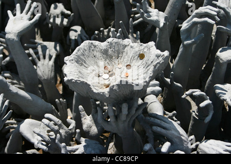 Angebote in den Tempel, Wat Rong Khun, Chiang Rai. Thailand. Stockfoto