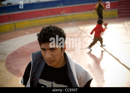 Ein junger Mann auf den Straßen von Lima, Peru, Südamerika. Stockfoto